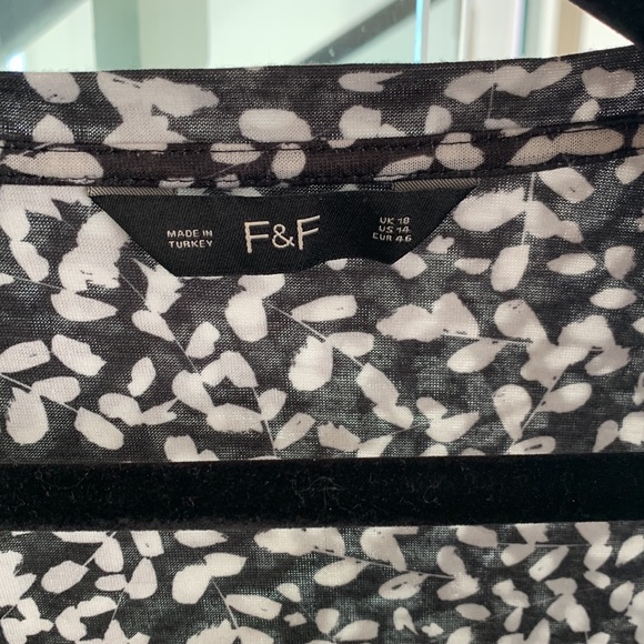 Black and white blouse, v-neck, pullover, 100% polyester,washable - Picture 2 of 3